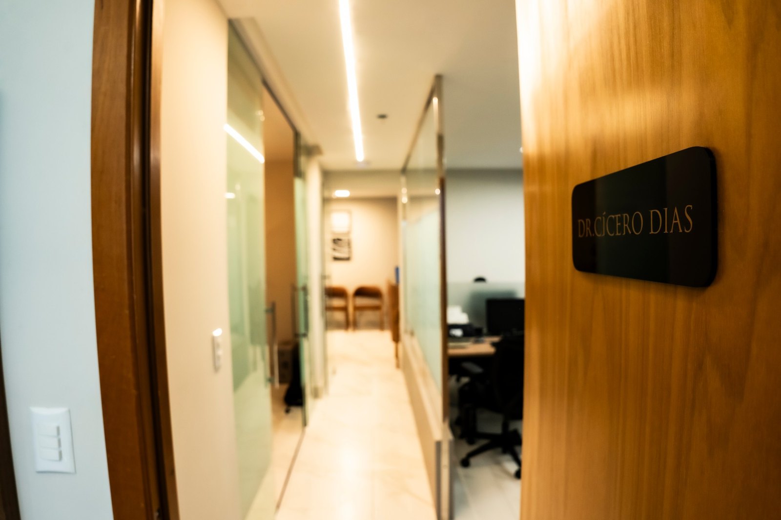 Corredor e salas de atendimento